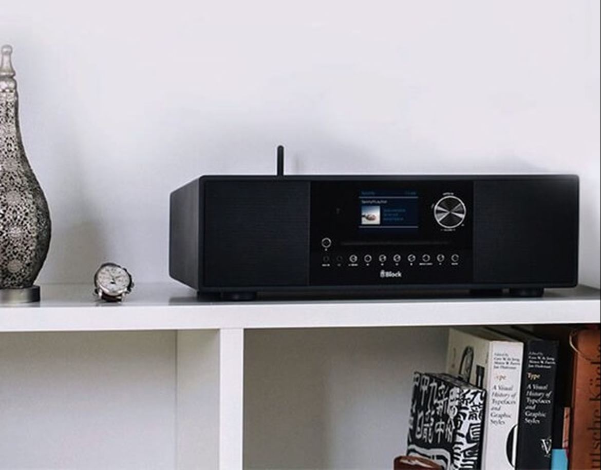 Block Audio SR-100 - Smart radio. CD-Internet-Receiver tudo em um com colunas integradas 40W rádio FM/DAB/Internet, ethernet, wifi, buetooth, spotify, nas, server, media player, Spotify Connect, display a cores com capas, alarme duplo. Telecomando inteligente incluido. Controle via app "Undock" UPnP. Caixa de madeira natural