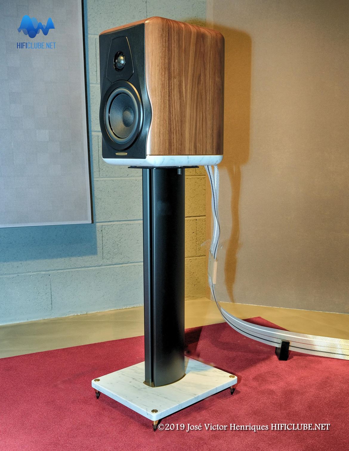 As Sonus faber Electa Amator III montadas sobre as bases de mármore e metal.