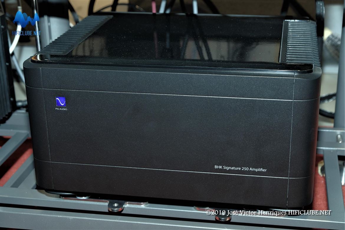PS Audio BHK Signature 250 amplifier