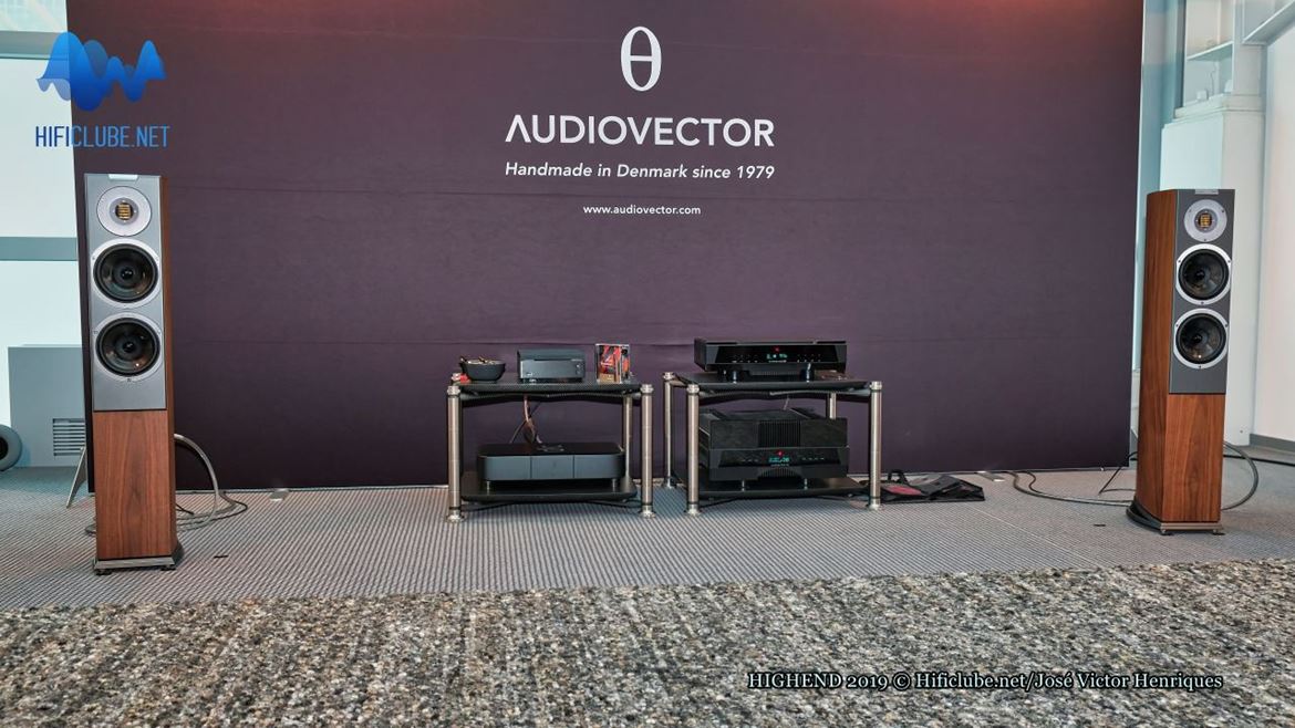 Audiovector R3 Arretè com electrónica Gryphon.