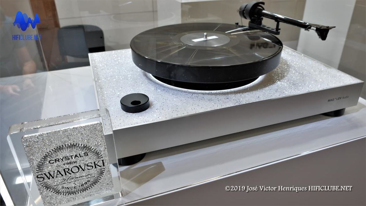 A MAG LEV, The levitating turntable: o gira-discos com prato que levita por força de uma campo magnético. Apela-se ao gosto feminino com uma versão Swarovski. Vale tudo!...