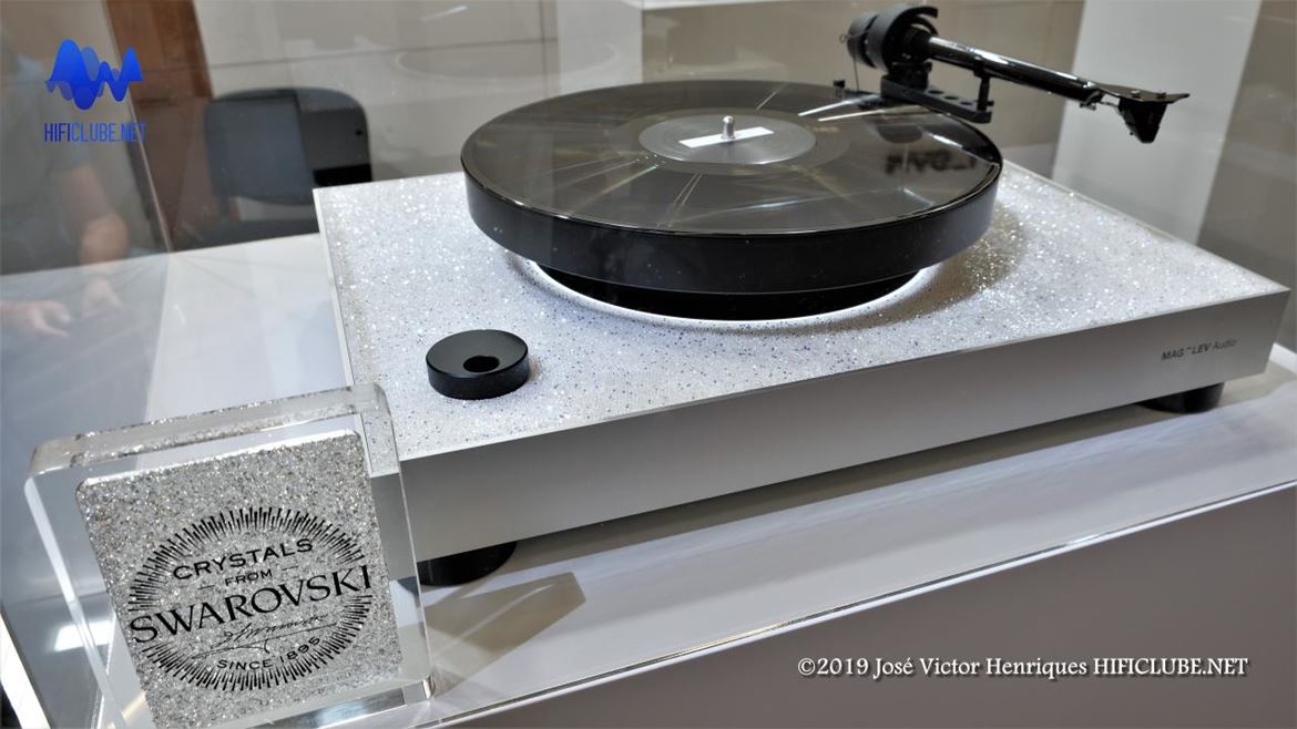 A MAG LEV,  The levitating turntable: o gira-discos com prato que levita por força de uma campo magnético. Apela-se ao gosto feminino com uma versão Swarovski. Vale tudo!...