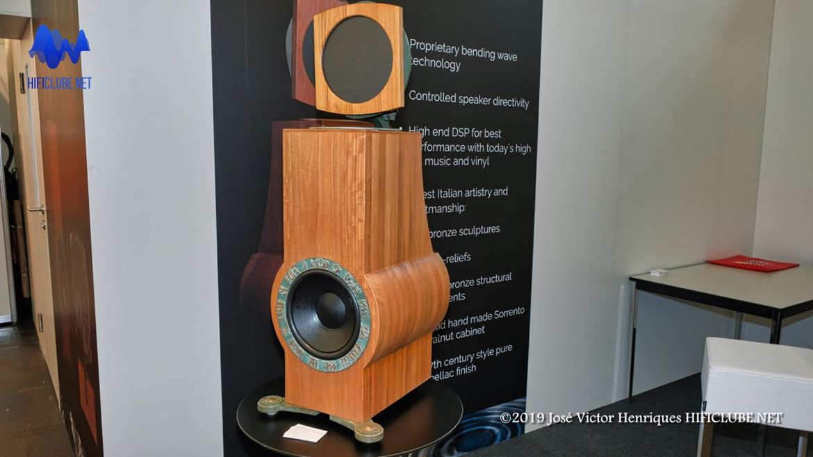 Ondacustica, Bring Music to Life With Style, é o lema desta marca italiana. Tweeter com tecnologia AMT, controlo de direccionalidade, DSP e anel de protecção do woofer em bronze esculpido. Tem alguma influência na qualidade do som? Não. Mas é giro, é diferente, num mundo de ... iguais...