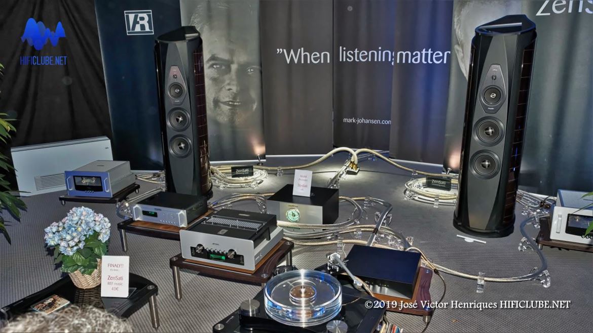 A Zensati apresentou os seus cabos numa instalação de arte moderna composta por electrónica Audio Research e colunas Sonus faber Aida.