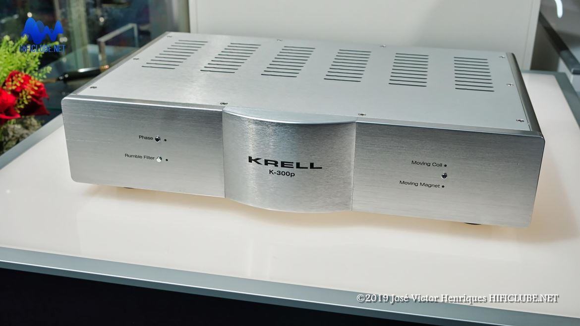 O Krell 300 i já tinha sido apresentado o ano passado, mas era só um mock-up. Como era, aliás, este ano o 300p, um andar de phono que permite fazer todos os ajustes a partir de comutadores no painel traseiro (ver foto em baixo).