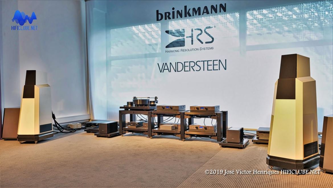 Vandersteen System 9 (7MkII + Subs), alimentadas por Brinkmann Audio. Demasiado afastadas entre si, reproduziram contudo uma imagem sólida. O som é ‘pequeno’ quando comparado com os grandes sistemas, mas tem os ‘peitos’ grandes, como na ‘Valsinha das Medalhas’, de Rui Veloso.