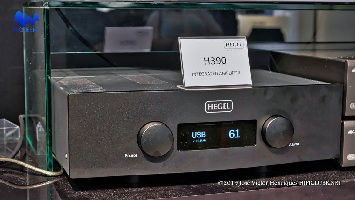 Hegel H390, um modesto H360 com o coração do H590. São 250W de tecnologia SoundEngine que se aguentam com cargas até 2ohms. Entradas balanceadas e, claro, Ethernet para streaming. O DAC interno suporta 32/384 PCM via USB e DSD256. MQA, por enquanto não, mas está na forja para breve, assim como Roon.
