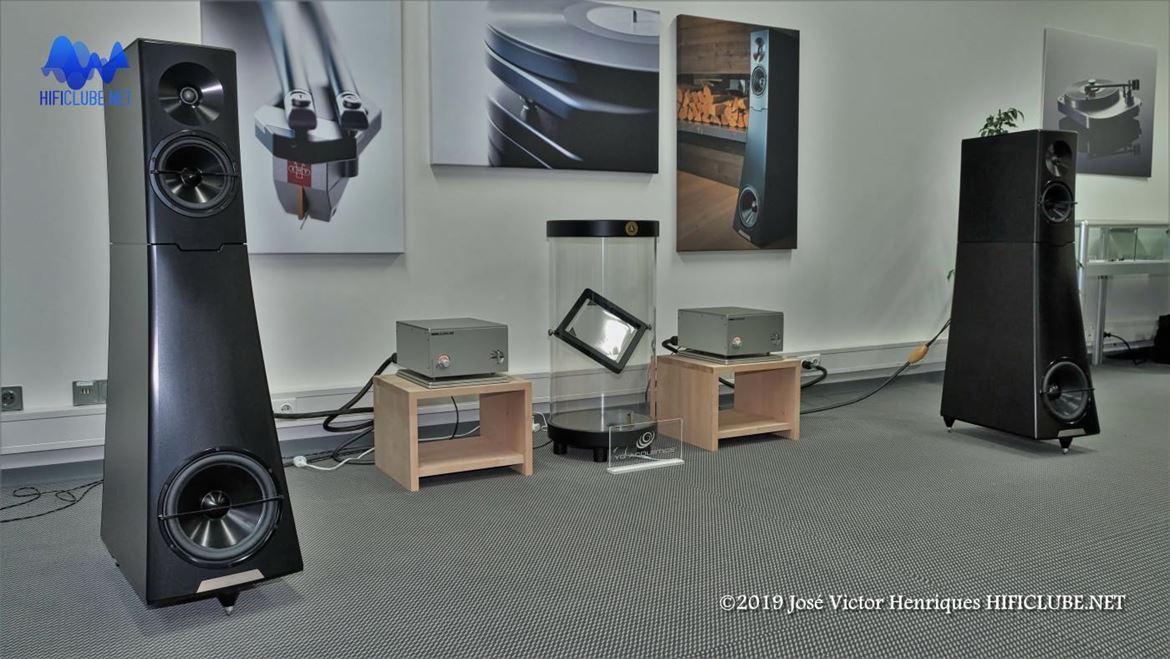 As novas YG Acoustics Hailey II , em exposição activa com amplificação Nagra, numa outra sala, mas em regime de porta aberta.