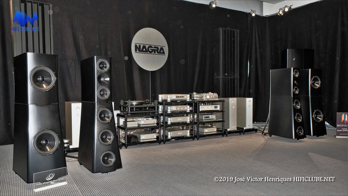 Como se não bastasse este impressionante setup da Nagra/Yg Acoustics (Sonja XV Jr.), escondido do lado direito está o subwoofer Yg Invincible...
