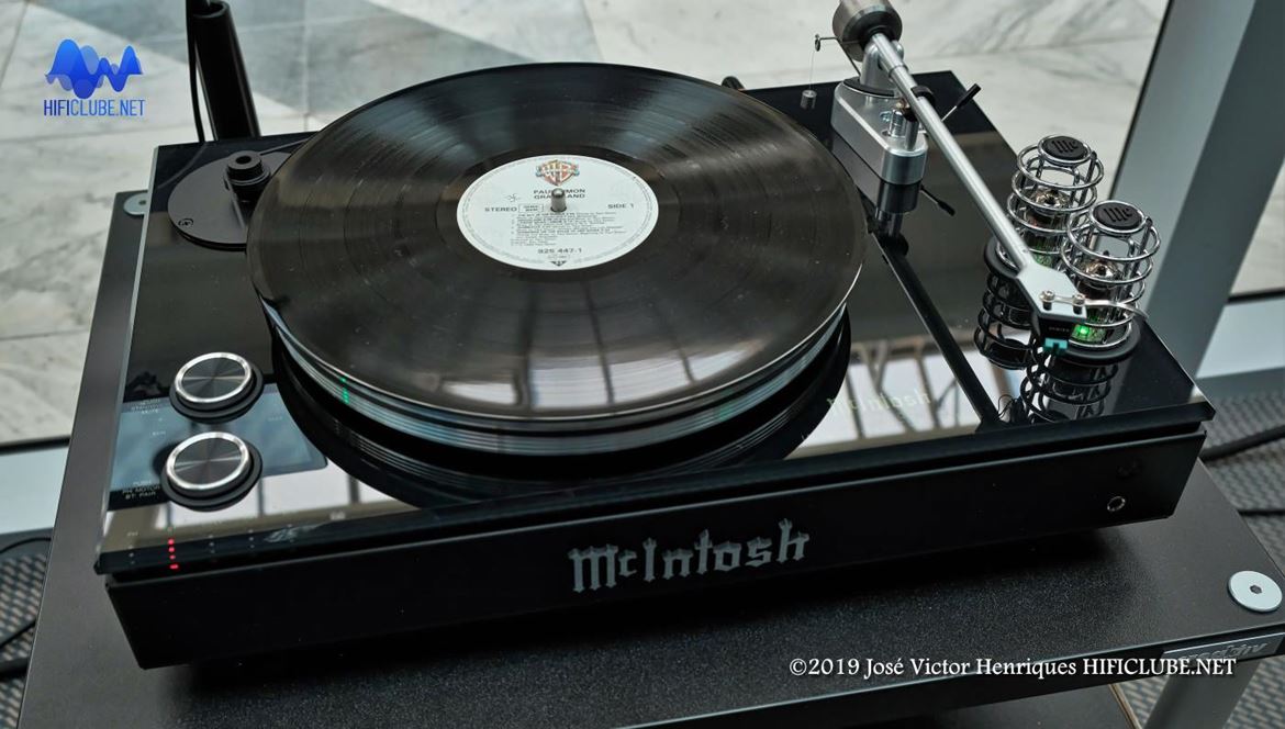 MTI-100 Turntable – parece apenas um gira-discos, de facto é muito mais do que isso. É um tudo-em-um, basta juntar um par de colunas. Tem prévio a válvulas (2 x 12AX7), amplificação (Classe D de 80W) e até Bluetooth. Pode ligar-lhe o leitor-CD e também os auscultadores. And it’s a McIntosh!