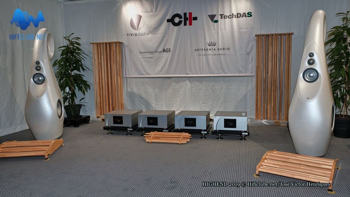 Vivid Audio Giya 2 na sala da CH Precision.