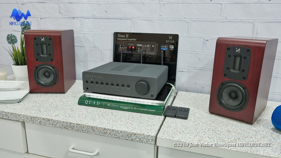 Quad Vena II, o novo amplificador de 45W em classe A/B, com capacidade streaming e DAC 32-bit/384kHz PCM e DSD256. Com Wi-Fi e Bluetooth e Play-Fi para multiroom. Vende-se já com um par de colunas por €1300 . Preços variam em função do IVA de cada país