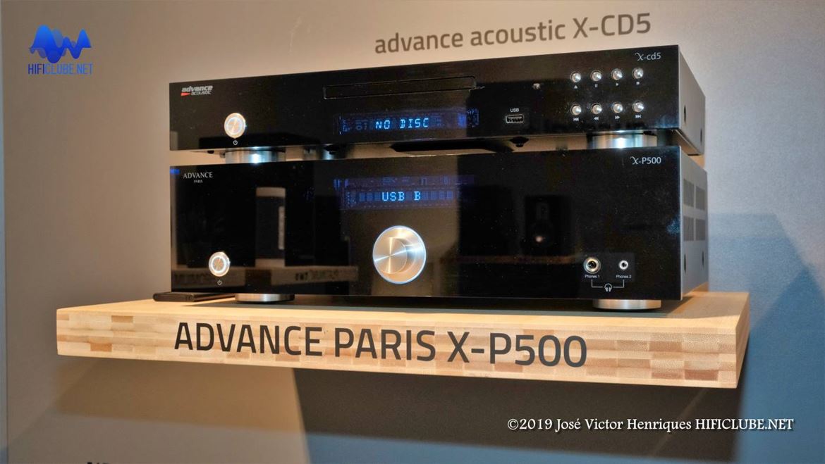 Advance X-P500, o mais recente amplificador da marca (em baixo na foto) tem construção dual-mono integral, incluindo transformadores toroidais independentes por canal; pode ser comutado para funcionar em Classe A com um circuito de transístores bipolares, em Classe 'Discrete' AB utiliza Mosfets. Tem entrada USB para alimentar um DAC baseado em conversores Wolfson WM8742.