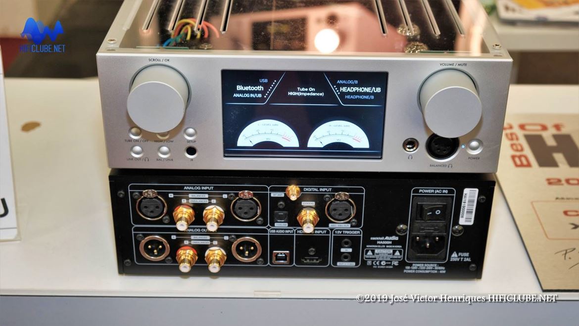 Cocktail Audio Amplificador de auscultadores e DAC HA-500H. 32bit/384kHz e DSD256. Compatível com MQA. O andar de prévio utiliza um par de válvulas ECC82. Vou querer testar este brinquedo…