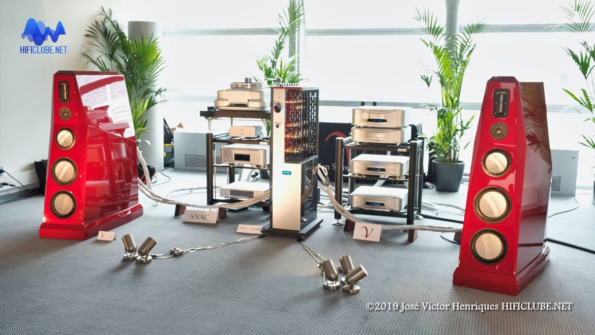 Esoteric+ von Schweikert Ultra Reference 9. A Esoteric esteve na base de um dos grandes sons do MOC, ao utilizar para acolitar as Schweikert 9, o transporte Grandioso P1, o DAC Grandioso D1 e o N-01 Network Player.