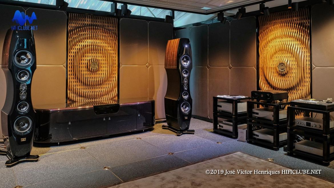 Karma Enigma Veyron EV2D, luxo decorativo. E não,  não é um subwoofer que está no meio delas, é um armário  Elegance Visionair, para guardar os 4 amplificadores monobloco de 500W que as alimentam e custa 70 mil euros - só o armário. As colunas andam pelos 350 mil...