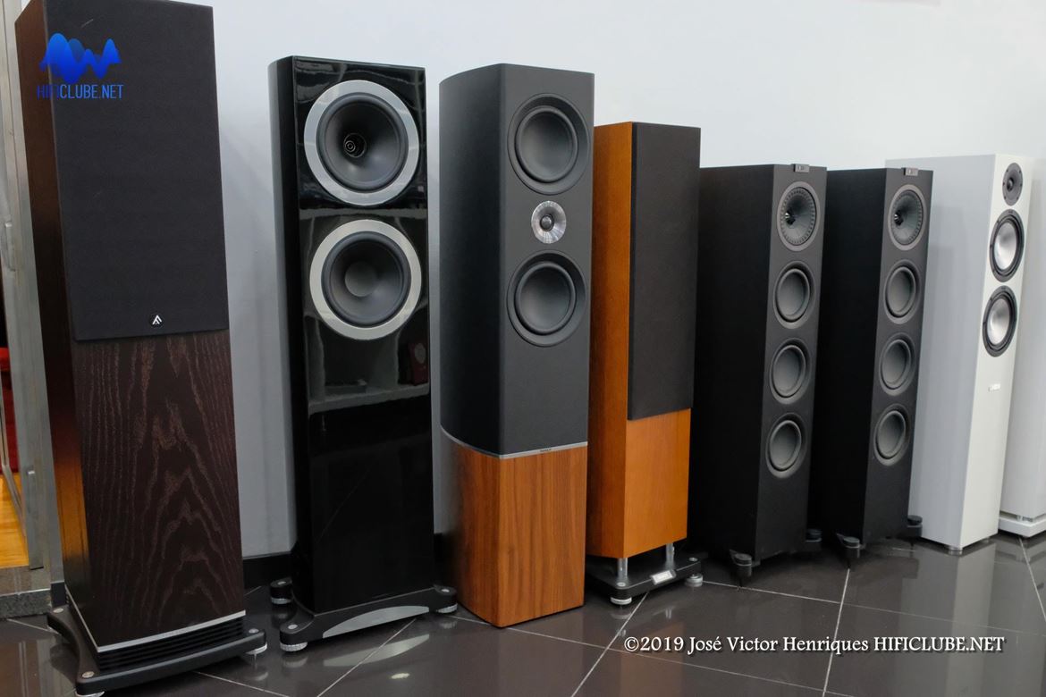 Loja OnOff, Largo Casal Vistoso 3B, Areeiro - cada cor seu paladar: Audiovector, Tannoy, KEF... Consegue descobrir qual a marca da coluna no centro da imagem?