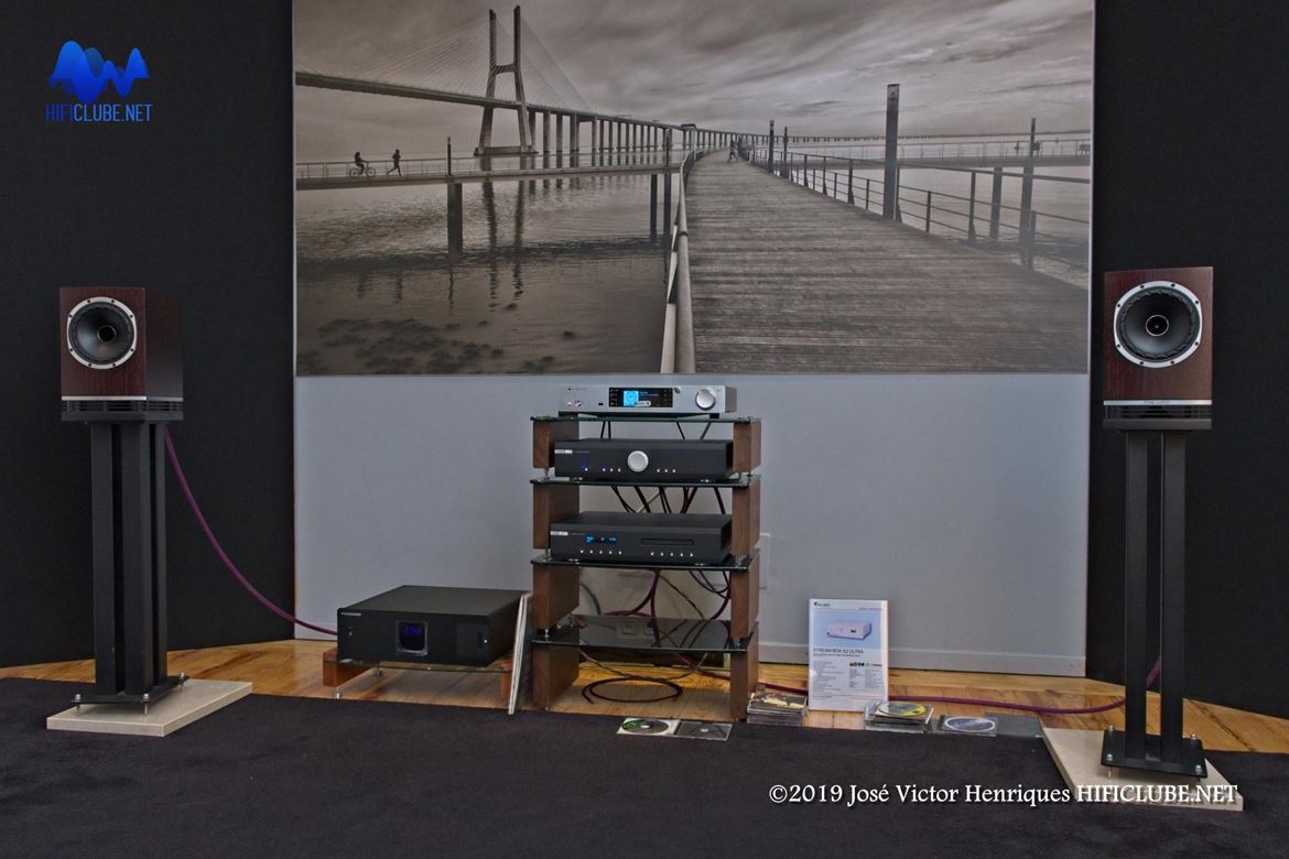 Loja OnOff, Largo Casal Vistoso 3B, Areeiro - sistema doméstico discreto: colunas Fyne Audio F500 + Streamer Cambridge CXN+ amplificação Musical Fidelity M3si , leitor SACD c/ Upsampler M3scd (condicionador de corrente PowerGrip)