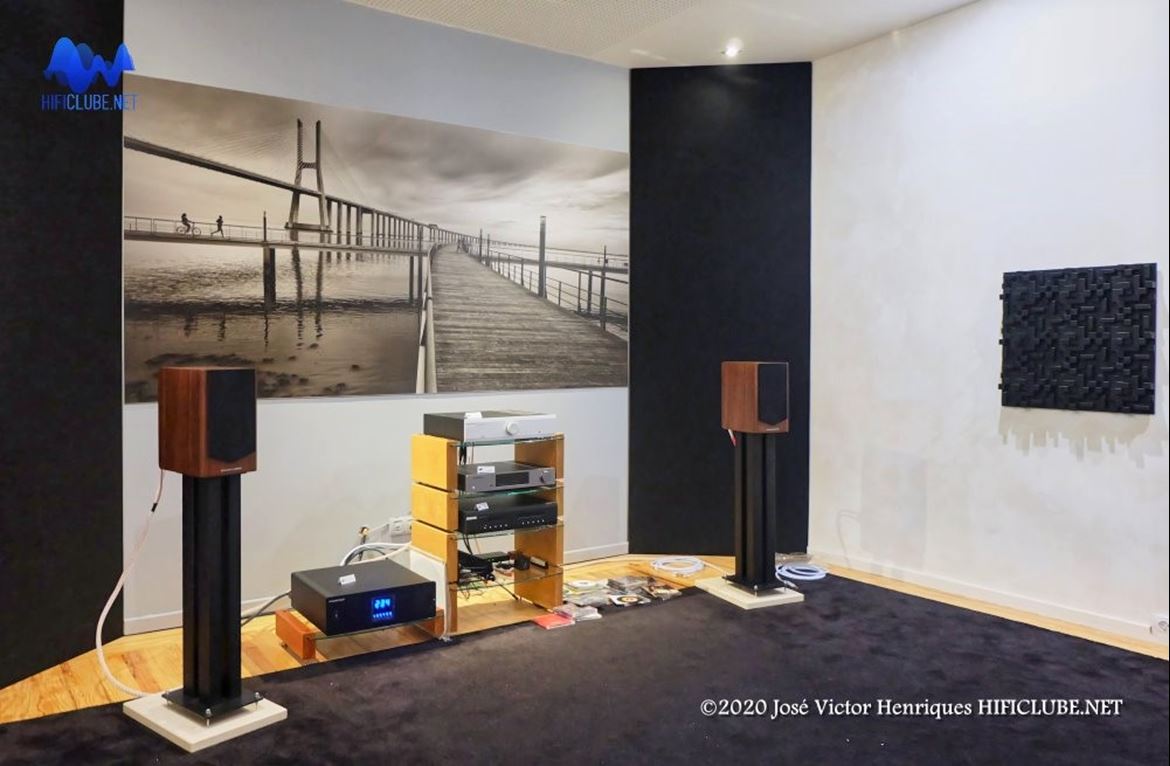 Um dos auditórios da OnOff: amplificação Musical Fidelity e colunas Acoustic Energy