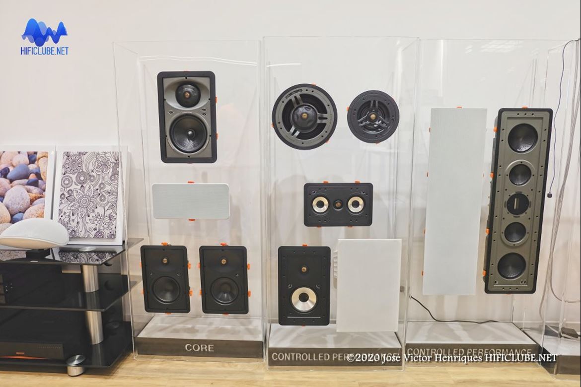 Exposição de colunas de encastrar da Monitor Audio