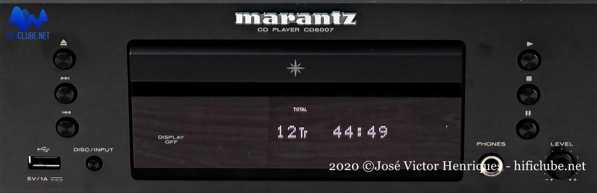 Painel frontal do CD6007: de notar a entrada USB, que permite finalmente tirar partido da compatibilidade HD/DSD do DAC interno; e entrada de auscultadores com control ode volume.