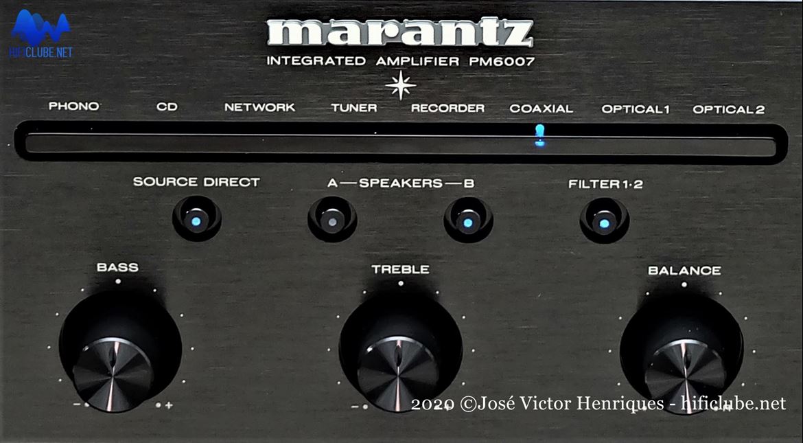 Painel frontal do PM6007: controlos de tonalidade (baixos e agudos) e equilíbrio entre canais, com Source Direct (bypass aos comandos), comutação do bornes de colunas A e B; e comutação de filtros digitais 1 e 2.