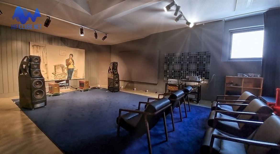 A enorme sala vazia bateu-me forte e fundo, quando entrei. Faltava lá o Luís, ou talvez não...