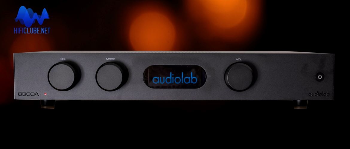 A linha Audiolab 8300A mantém as linhas sóbrias do original, com a novidade de um mostrador OLED.