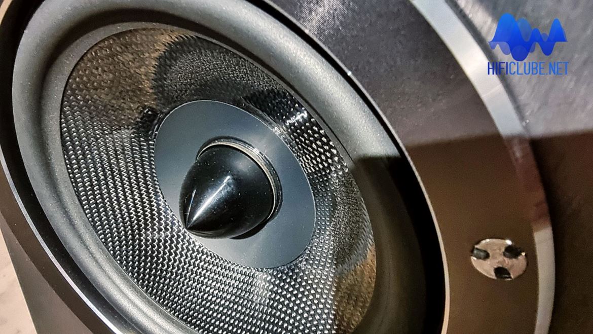 Audiovector R8 Arreté: altifalantes com cones de fibra de carbono.