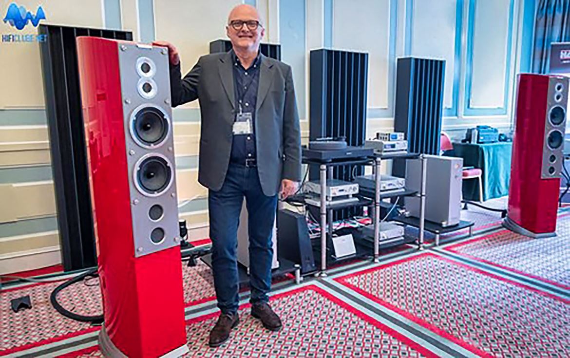 Audioshow 2017_ Ole Klifoth exibe orgulhoso as Audiovector R11 Arreté