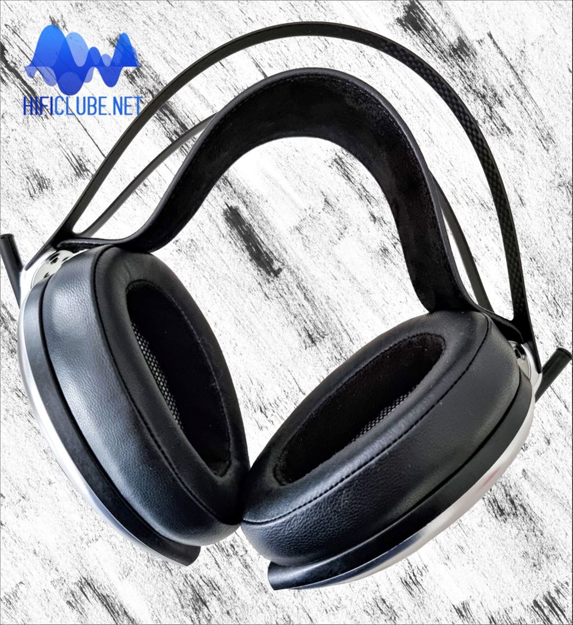 Meze Audio Empyrean Elite com almofadas híbridas finas montadas