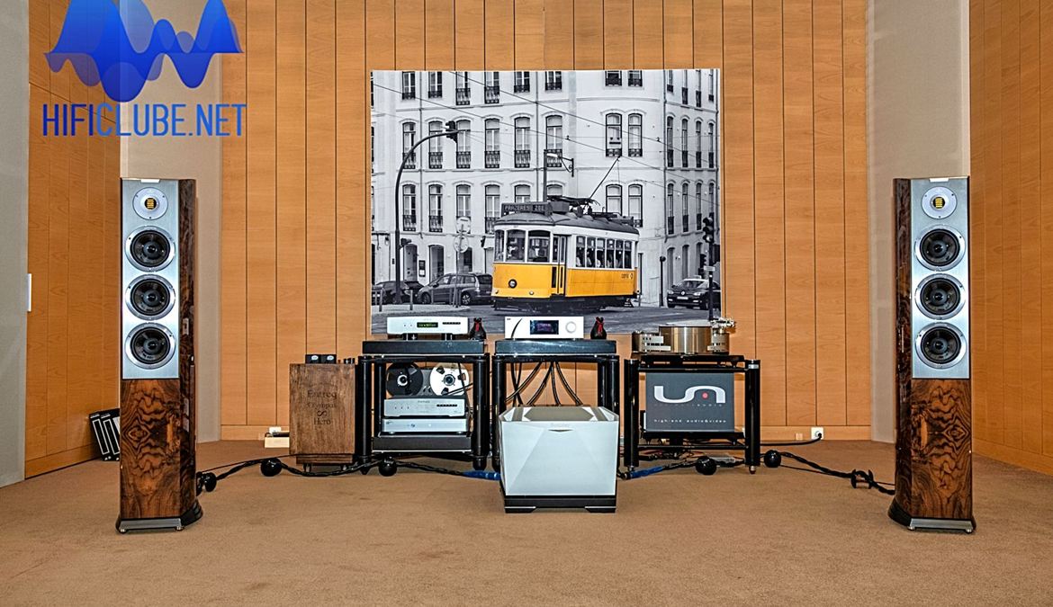 Audiovector R8 UAE presentation - full front- capa.jpg