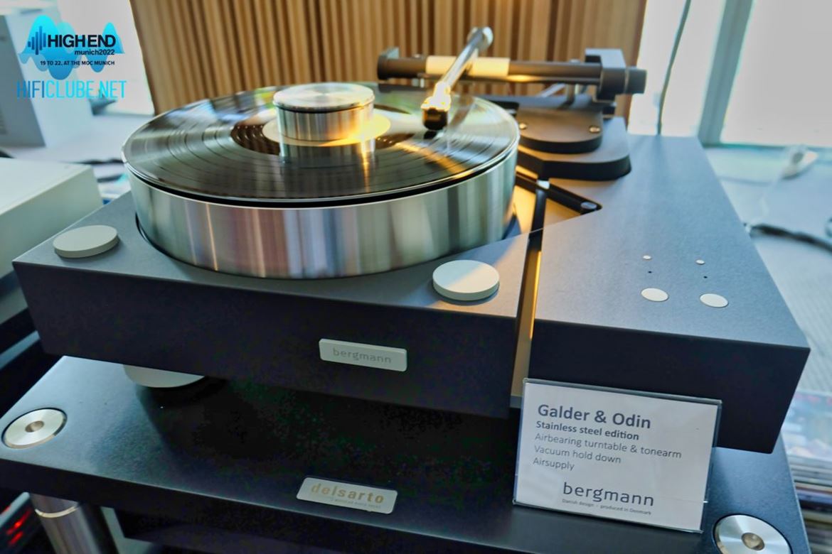 Bergmann Galder & Odin, Stainless steel edition, com braco tangencial e bomba de ar para manter o disco firmemente colado ao prato por meio de vacuo.