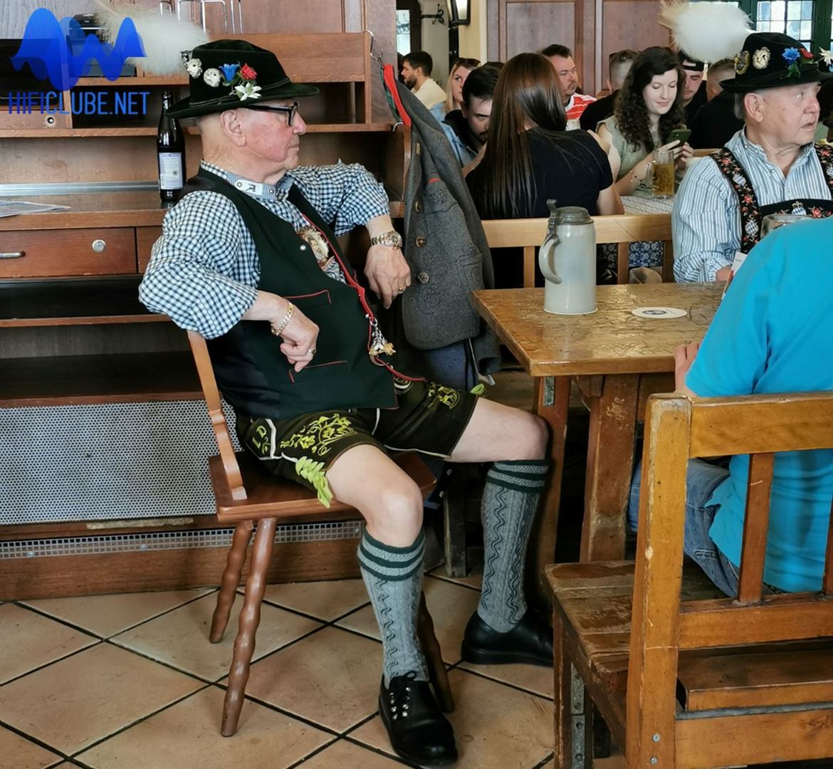 Bávaros com traje tradicional, bebendo cerveja numa famosa cervejaria de Munique.