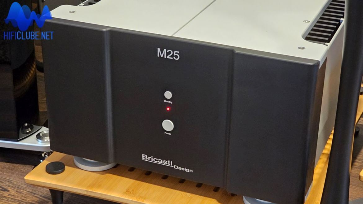 Bricasti M25 stereo amplifier