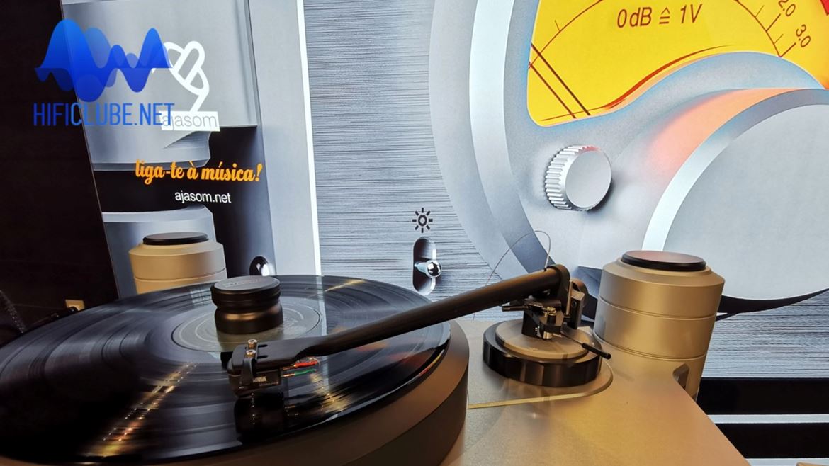 Nagra Reference 70th-anniversary turntable (tonearm and platter).