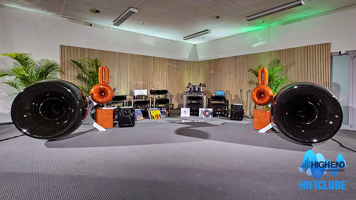 Aries Cerat Contendum II. Absolutamente excessivas ( e aqui não se vêem os subwoofers.) Mas, ao contrário das Super Dragon, até tocam música. Aries Cerat Contendum II. Absolutely excessive (and here you don’t see the subwoofers.) But, unlike the Super Dragon, they even play music.