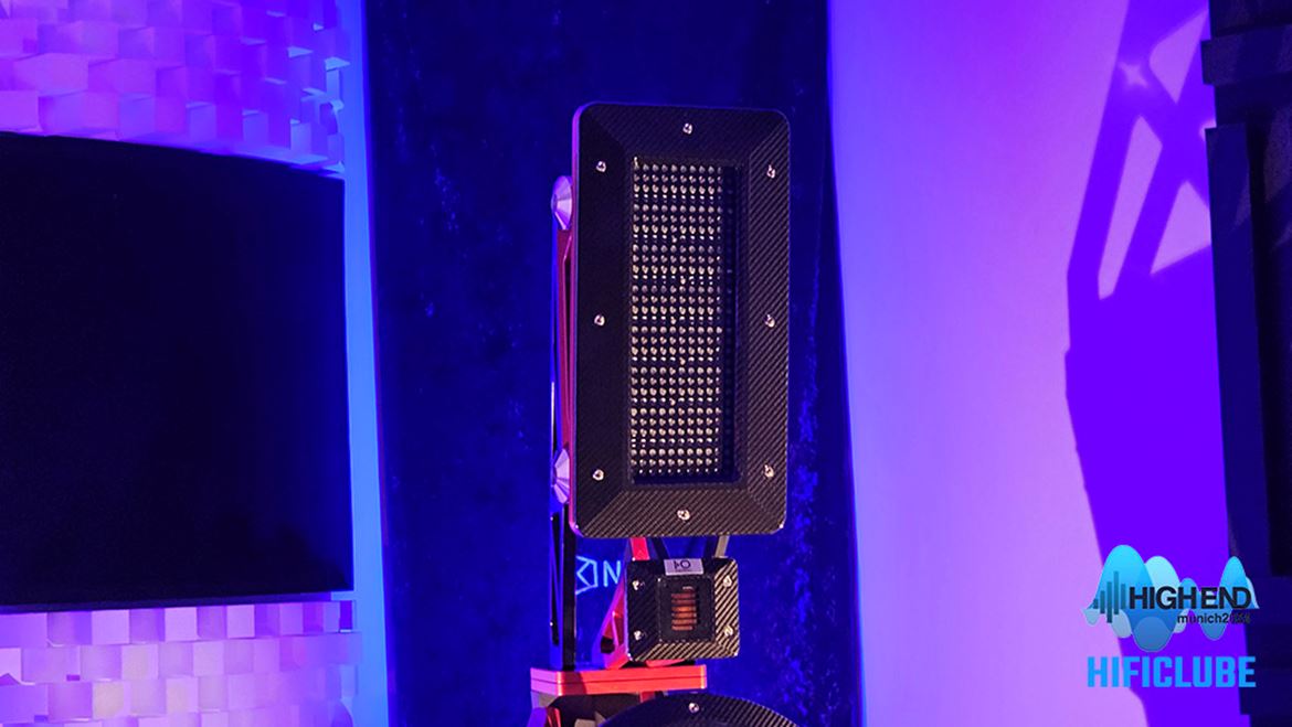 IO Designs Naked RS: unidades de fita de médios e agudos/IO Designs Naked RS: Ribbon Tweeter and Ribbon Midrange units.