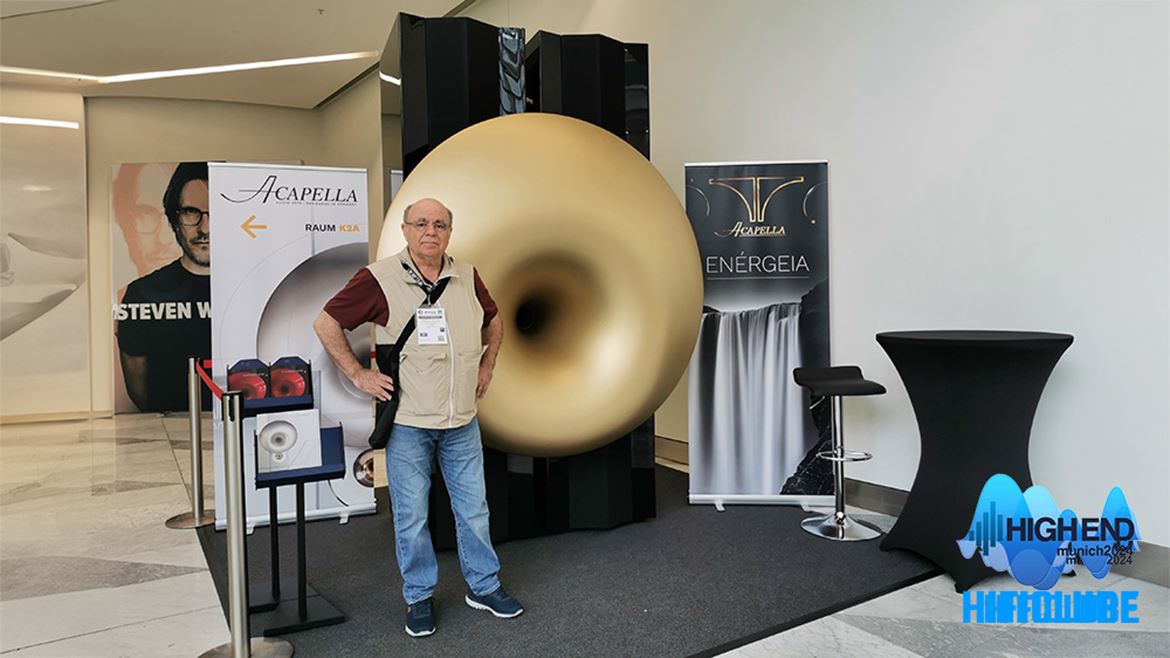 As Acapela HyperSphere Plus são, como o próprio nome indica, um pleonasmo. São hyper e plus ao mesmo tempo: no tamanho e no preço de milhões. Não estavam a tocar. Só lá estavam para impressionar. Eu admito que fiquei impressionado. Até tirei uma fotografia com elas. Só serão fabricados sete pares. Um par já está instalado no estúdio LaMusika, onde pode ser ouvido por marcação. Alguém interessado?