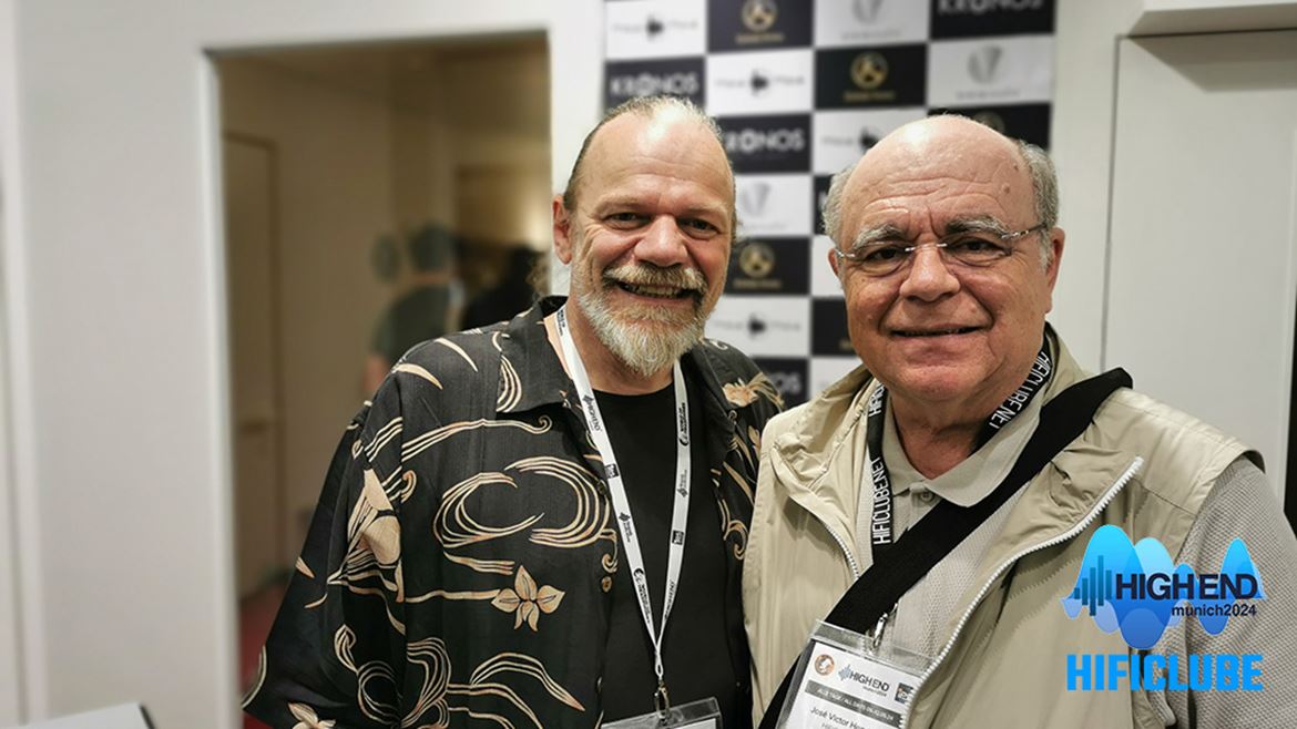 Não assisti à apresentação de Laurence Dickie, porque cheguei tarde, mas fiquei cá fora depois a conversar com ele sobre histórias engraçadas (Dickie adora conversar e rir) como a da festa de vernissage das Giya 2, no Hotel Mirage, de Las Vegas, que registei em vídeo, nos idos de 2010 (Já lá vão 15 anos?!). Dickie confessou-me que uma das colunas tinha sido danificada no transporte e não estava a 100%, mas que com os copos e o convívio ninguém deu por nada. Ah, Ah
