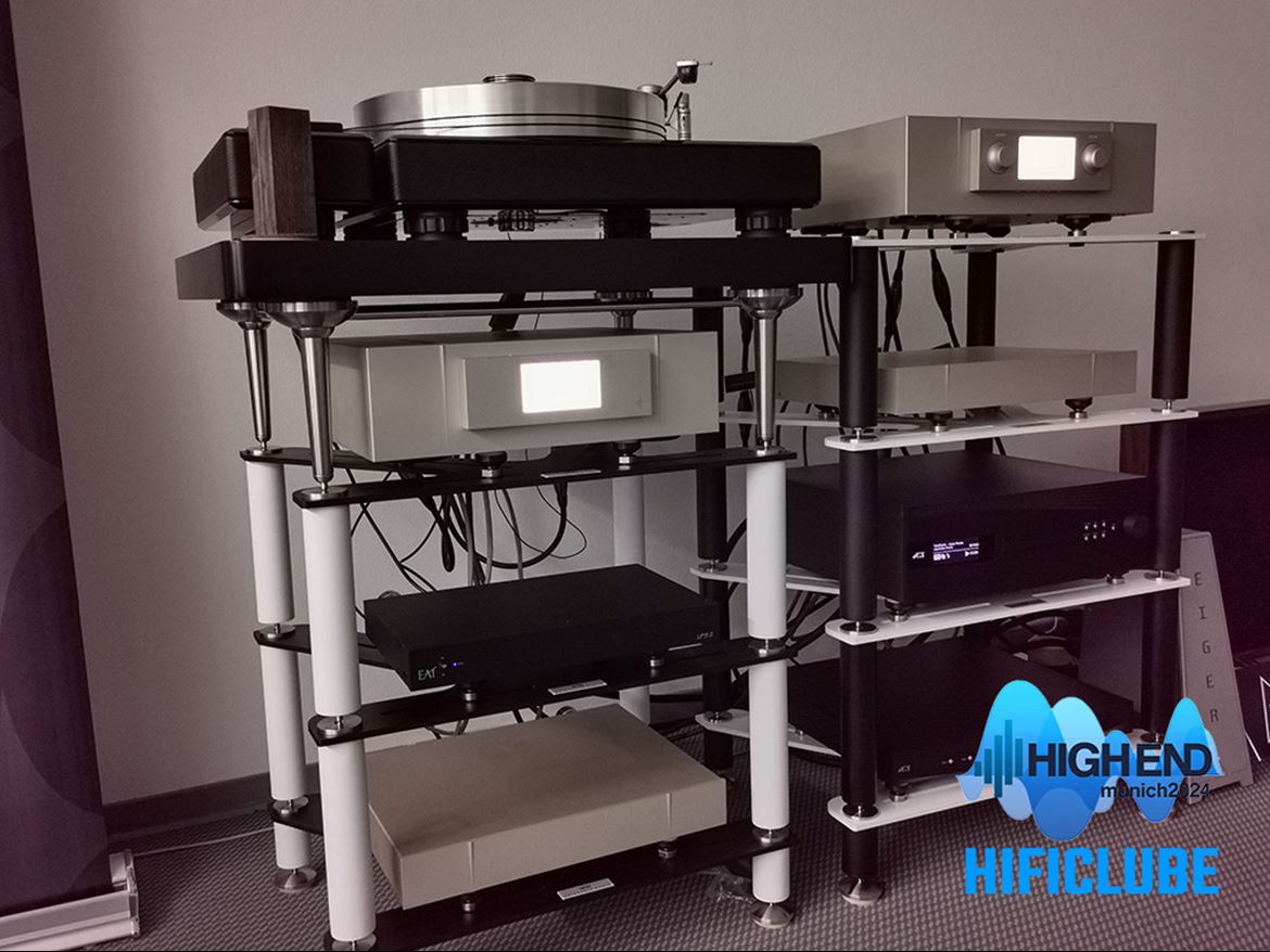 Constellation Revelation 2 Preamp em cor champanhe e ligação XLR entre a unidade e a fonte de alimentação. Mas a maior surpresa foi a revelação de que a Constellation vai passar a utilizar fontes comutadas em todos os modelos.