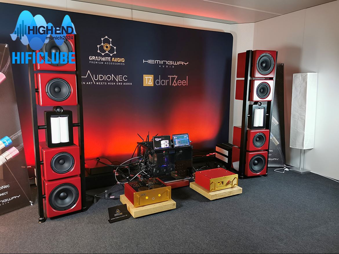 DarTZeel. Também fez par com as colunas francesas AudioNEC Evo 3 com 2 x NHB108. Soou um pouco melhor que com as DarTZeel, mas isso muitas vezes depende do disco que nos tocou, literalmente. Vejam o video geram no final desta reportagem.