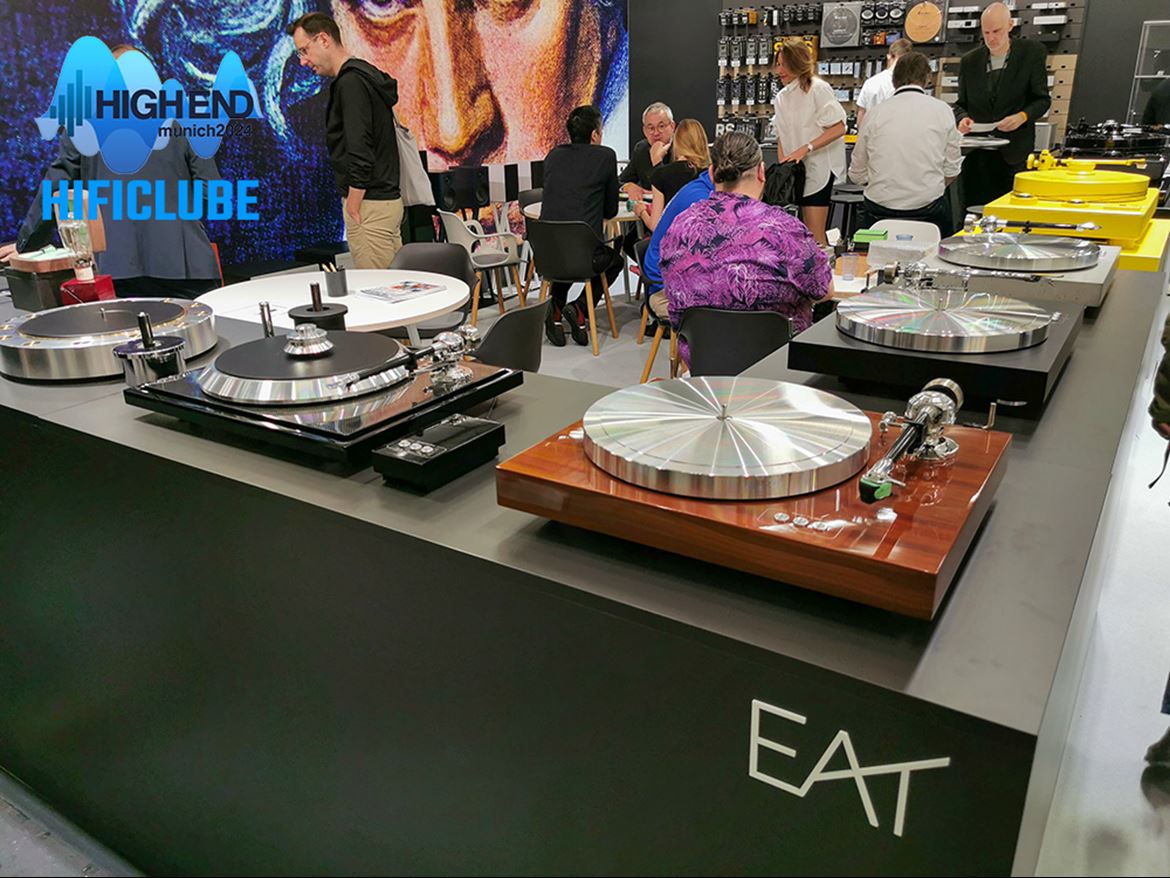 O stand da EAT é um pólo de atração (e de negócios). As reuniões são constantes, e por isso não tivemos oportunidade de falar com Jozefina Lichtnegger. Mas estava lá tudo exposto: desde a nova a célula Jo Nº8, com corpo de nogueira sólida e agulha com perfil Shibata, aos braços EAT F-NOTE e C-NOTE e aos gira-discos EAT Forte S, Fortissimo S, E-Flat, C-Sharp, C-Dur, C-Major, B-Sharp e Prelude. Claro que a vedeta do show foi o modelo Fortissimo S pintado em cor-de-gema de ovo do campo. Flat