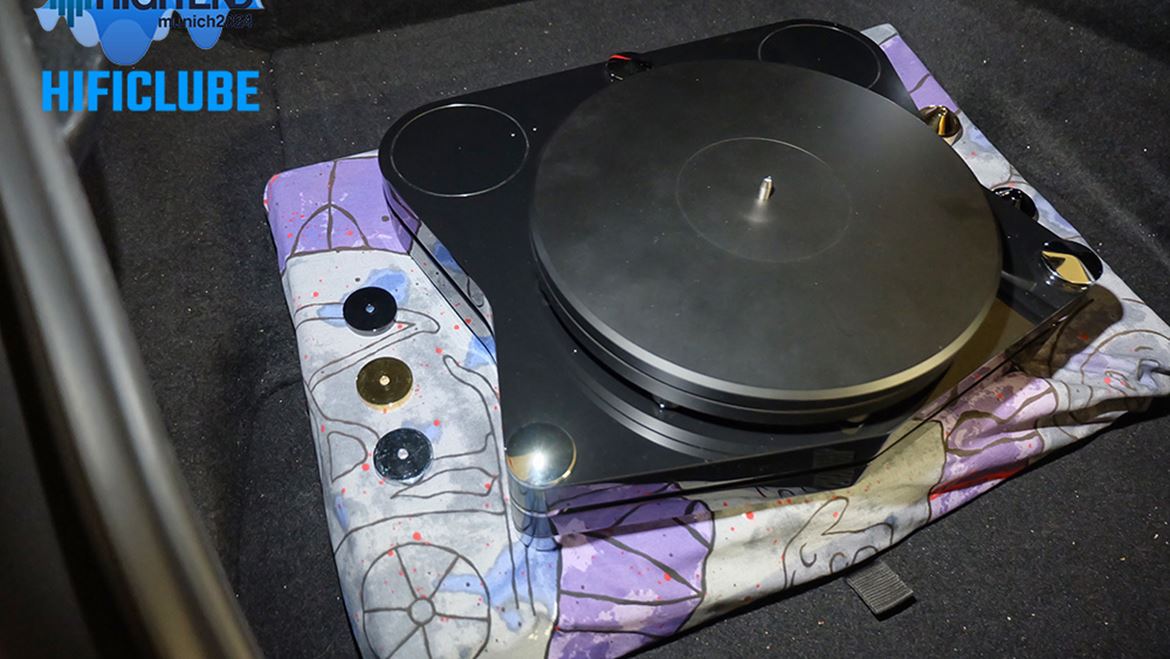 AudioMeca. Já contei a história deste gira-discos AudioMeca nos 'Quadros de uma Exposição', mas aqui fica em baixo o vídeo de Herman van den Dungen, que é o fundador da PrimaLuna e o atual do da AudioMeca, fundada por Pièrre Lurné, esse mesmo, o criador dos gira-discos Goldmund Reference.