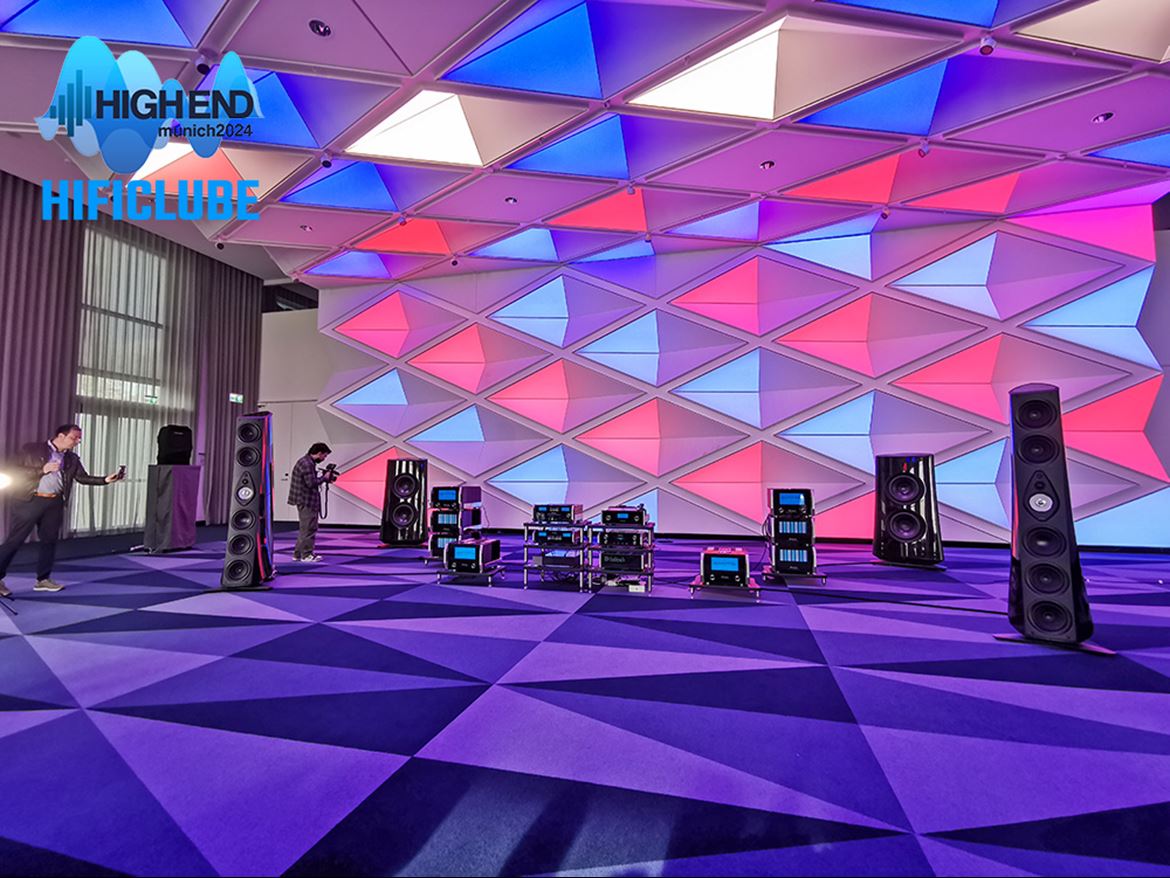 Sonus faber Suprema. Foram apresentadas no Salão de Baile de um hotel de luxo com pompa e circunstância e centenas de convidados, como já viram nas dezenas de vídeo que fomos publicando no Hificlube e no Facebook (podem lá ir, ainda lá estão). Não se pode dizer que foi uma audição para audiófilos, foi antes um acontecimento social com uma vedeta convidada a peso de ouro (750.000 euros!) de seu nome Suprema.
