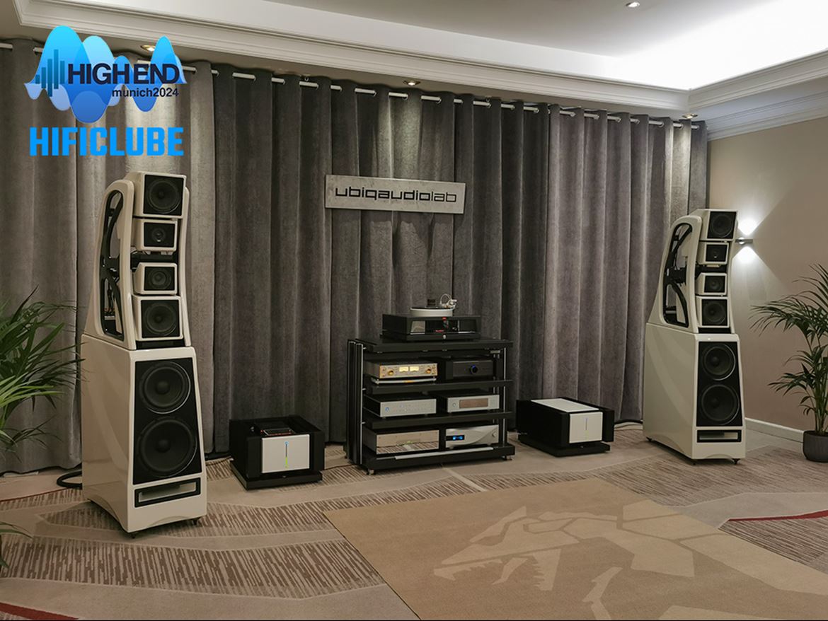 Wilson Audio XVX alimentadas pelo amplificadores mistério Ubiqaudio. Com o sistema alimentado a pão de ló, isto é, com discos raros da coleção de Michael Fremer a níveis de concerto ao vivo, numa sala com boa acústica no Hotel Marriot. Sinceramente, nunca as ouvi tocar assim. Ver video em baixo.