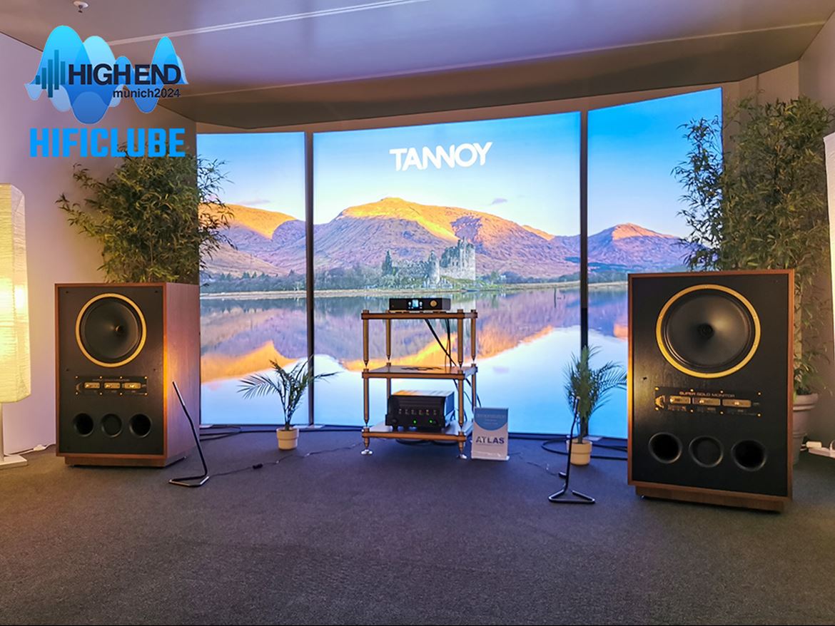 A Prima Luna fez par com a Tannoy, num contentor no 'Zoo' com um fundo iluminado de uma paisagem escocesa. As Autograph 12 tinham como fonte um Linn Klimax DAC , com amplificação Prima Luna EVO Pre/Power 400.