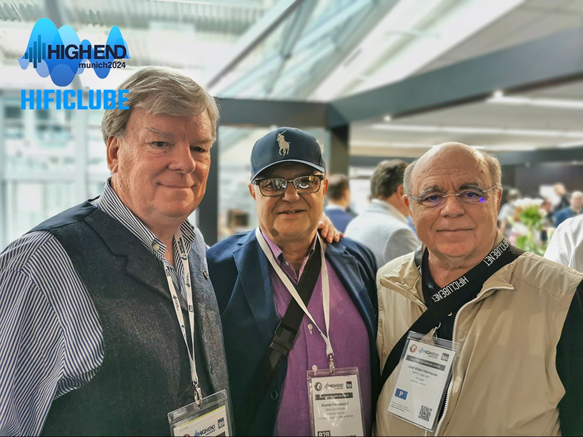 Ricardo Franassovici (centro) apresentou-me Charles Whitenner, o CEO da Western Electric, que me fez uma visita guiada à exposição estática dos novos modelos.