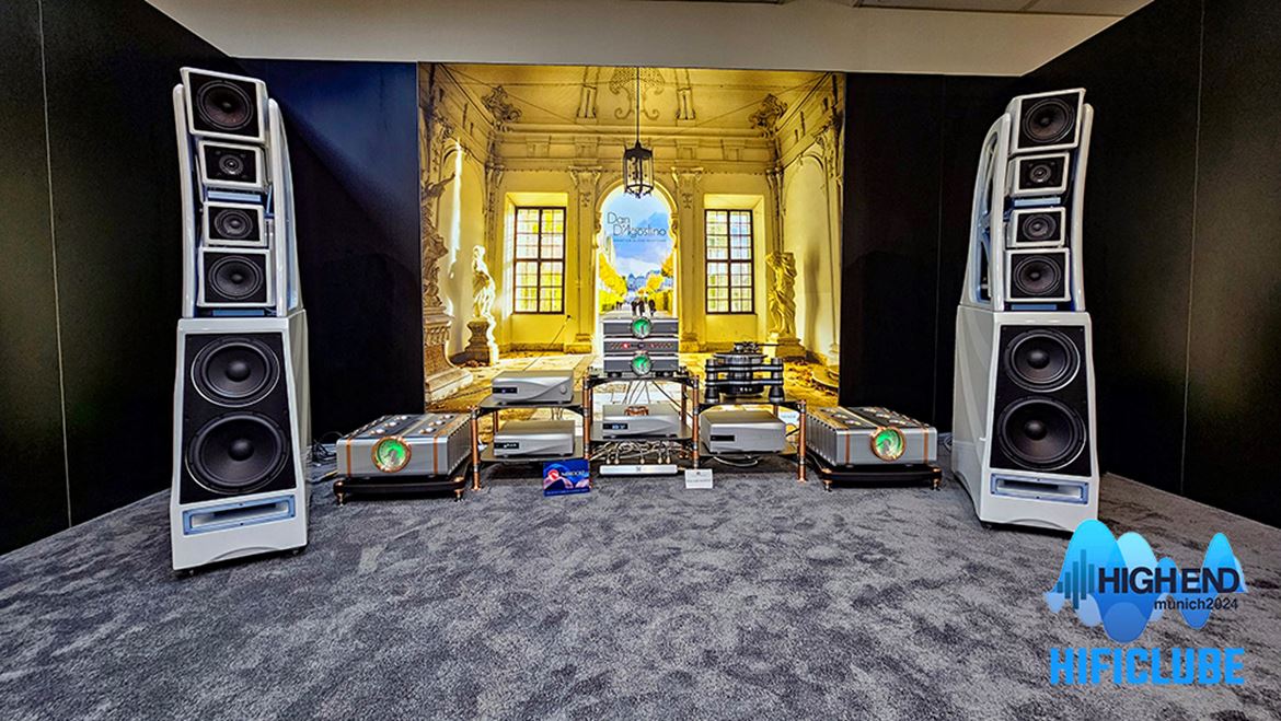 A dCS foi um dos participantes neste sistema de referência absoluta, composto por eletrónica Dan D'Agostino e colunas Wilson Audio XVX. Digamos que é uma montra de produtos de luxo, a tocar em condições que não são as ideais para um sistema deste gabarito, numa enorme sala, tipo estufa em vidro, com gente a circular e barulho por todos os lados. A ideia é deixar os visitantes a salivar para ficarem com o desejo de ir ouvir no distribuidor em boas condições de acústica. Makes sense..