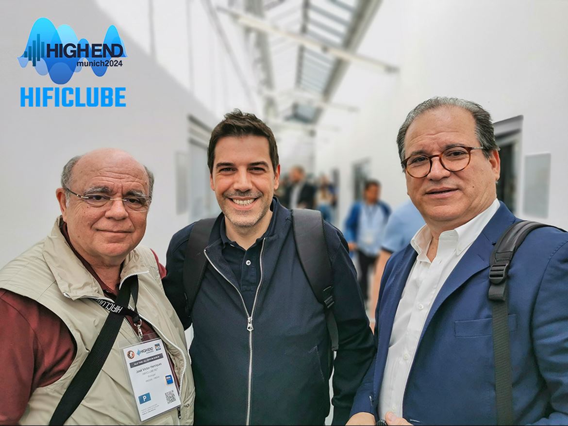 Há 30 anos, quando eu comecei a fazer reportagens do High End, um português era uma ave rara. Hoje há dezenas de portugueses a participar no High End, como visitantes, profissionais, expositores, jornalistas ou free-lancers e também importadores, como é o caso de Manuel Dias e Ricardo Polónia, da Imacustica (na foto)